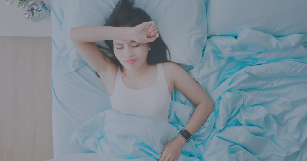 眠れなくてイライラしている女性のイメージ写真
