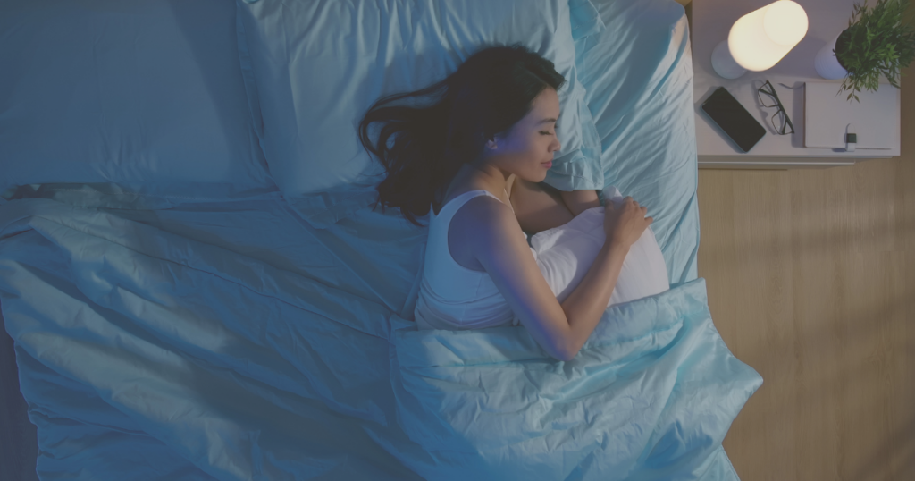 心地よい表情で眠りにつく女性