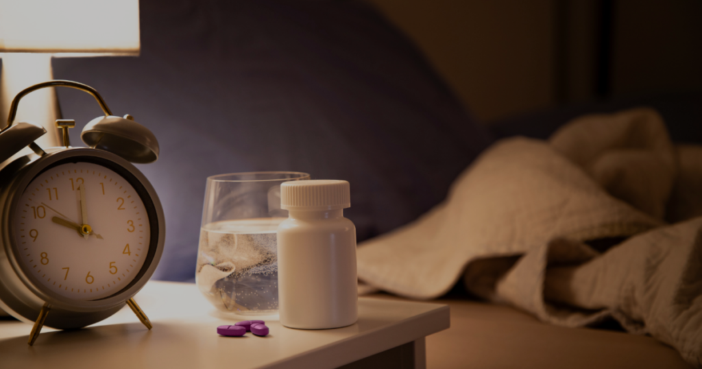 睡眠薬を近くに置いて眠る女性のイメージ図