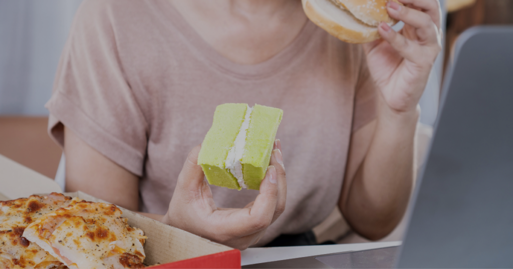 暴飲暴食する女性