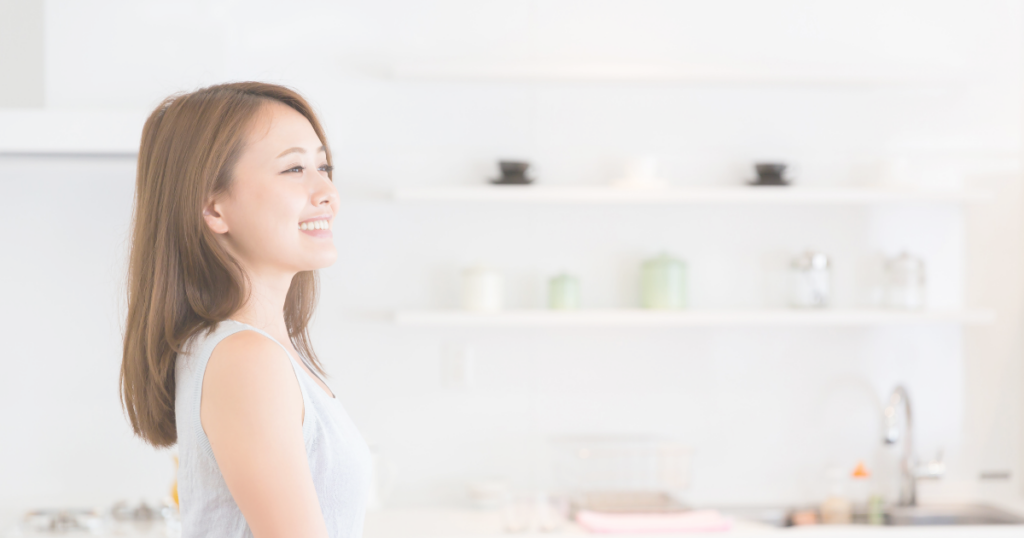 晴れやかな笑顔の女性のイメージ図
