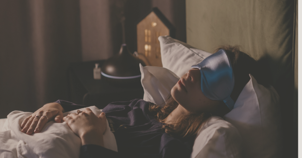 アイマスクをして深い眠りにつく女性の画像