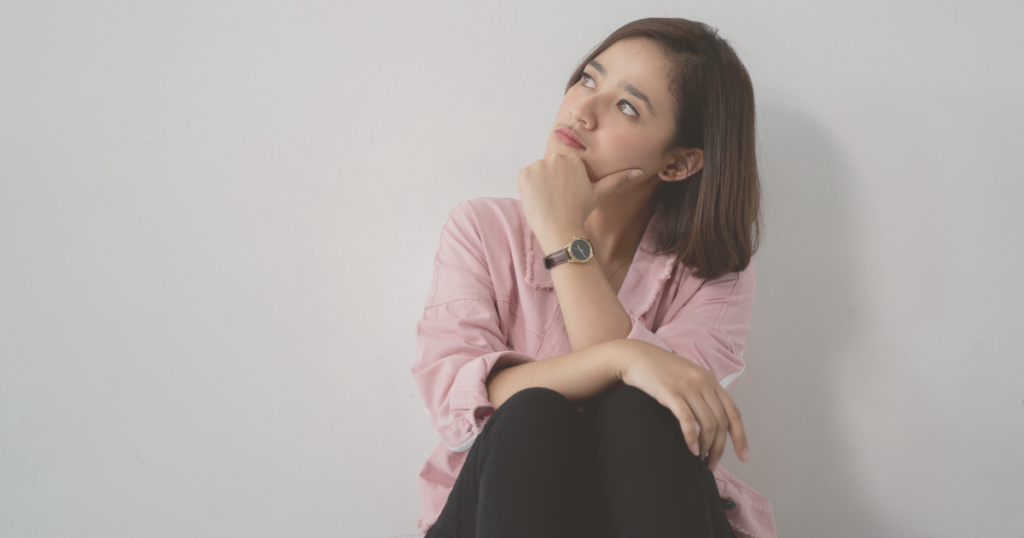 悩んでいる様子の女性